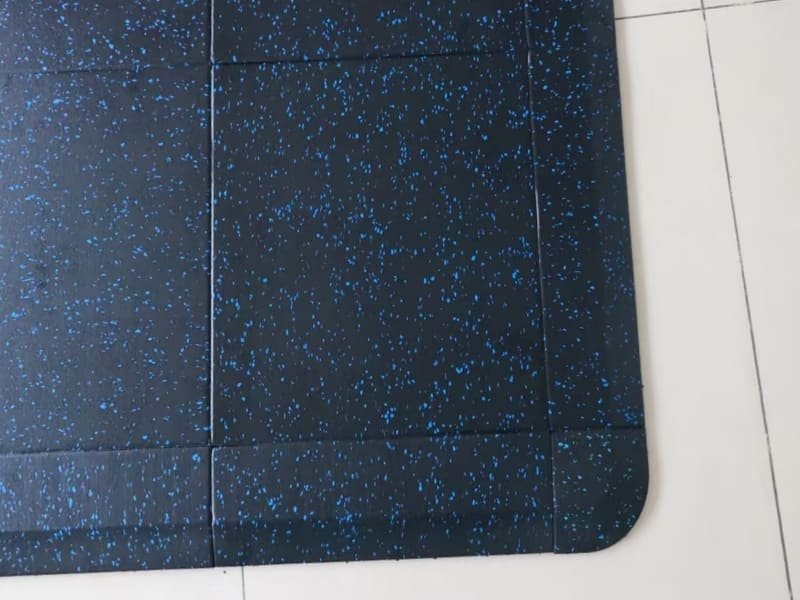 Un ingegnere indica una scheda di capitolato per una pavimentazione in gomma